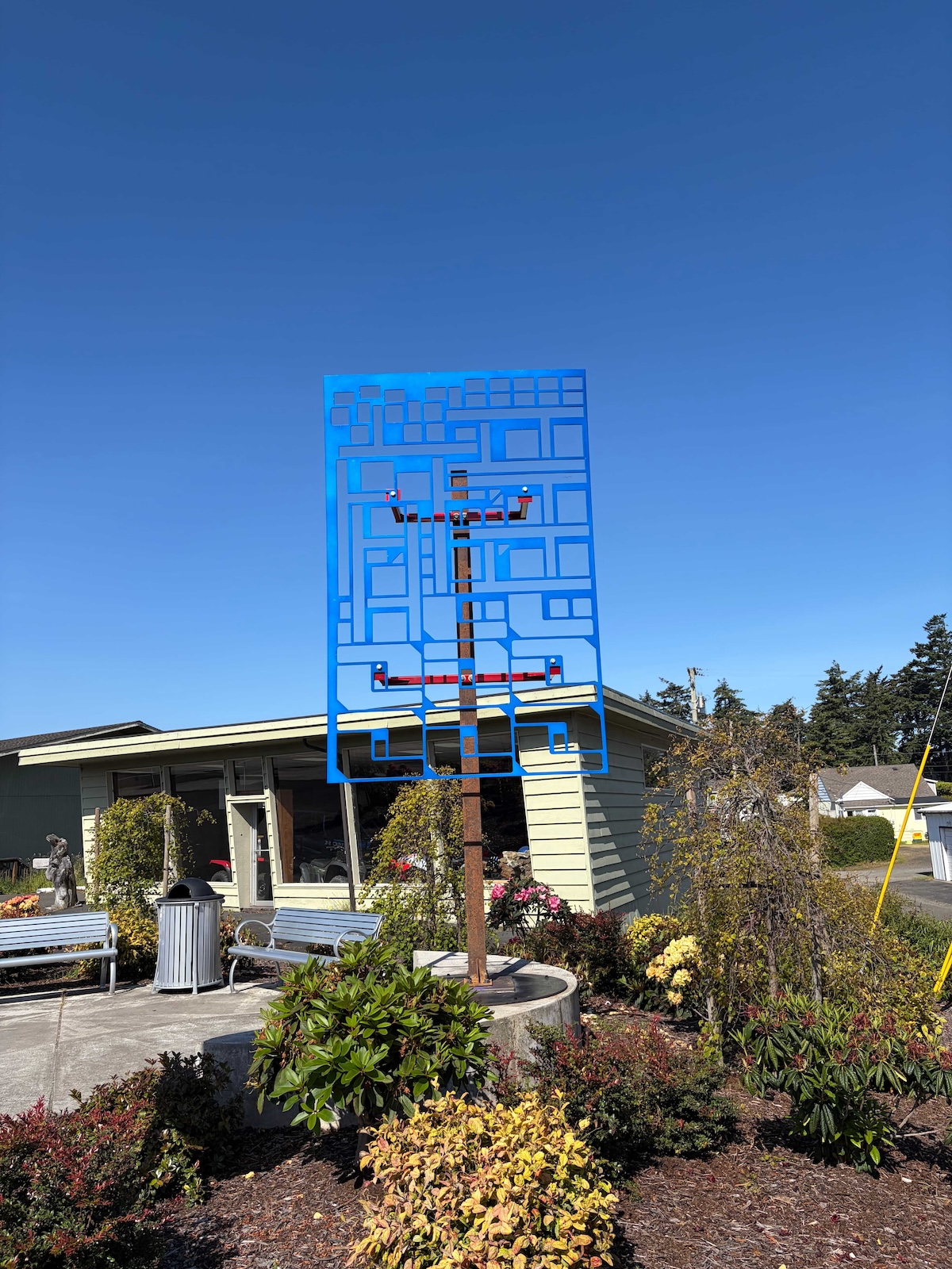 Read more about the article Davingy’s “Blue Jig & Jag” installed in Florence, Oregon as part of Art Exposed project